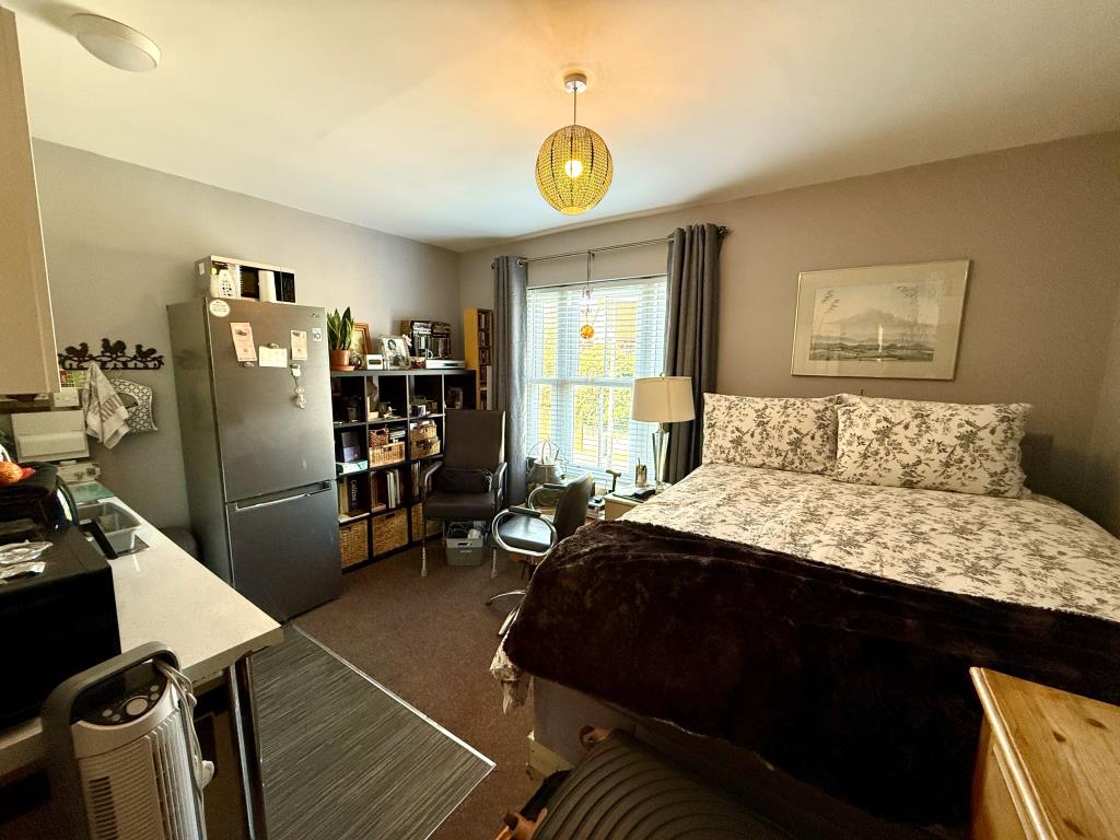 Lot: 171 - RESIDENTIAL INVESTMENT WITH POTENTIAL - Studio flat one